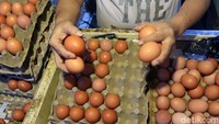 Yana menyoroti kenaikan hara telur yang naik signifikan, hampir Rp 4 ribu, bahkan jauh dari Harga Eceran Tertinggi.