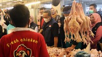 Plt Wali Kota Bandung Yana Mulyana meninjau harga komoditas pangan di Pasar Kosambi, Kota Bandung, Kamis (23/12/2021).