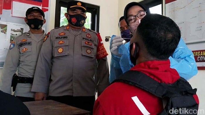 Jelang Natal, Pemudik Mulai Berdatangan di Brebes Jelang Natal dan Tahun Baru 2022, para pemudik mulai berdatangan di Kabupaten Brebes. Di Desa Tanjungsari Kecamatan Wanasari, pemudik yang datang langsung diperiksa.