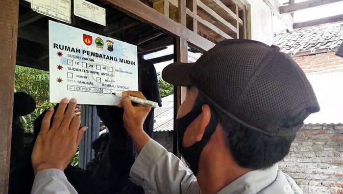 Jelang Natal, Pemudik Mulai Berdatangan di Brebes Jelang Natal dan Tahun Baru 2022, para pemudik mulai berdatangan di Kabupaten Brebes. Di Desa Tanjungsari Kecamatan Wanasari, pemudik yang datang langsung diperiksa.