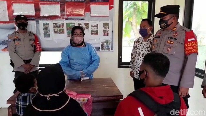 Jelang Natal, Pemudik Mulai Berdatangan di Brebes Jelang Natal dan Tahun Baru 2022, para pemudik mulai berdatangan di Kabupaten Brebes. Di Desa Tanjungsari Kecamatan Wanasari, pemudik yang datang langsung diperiksa.