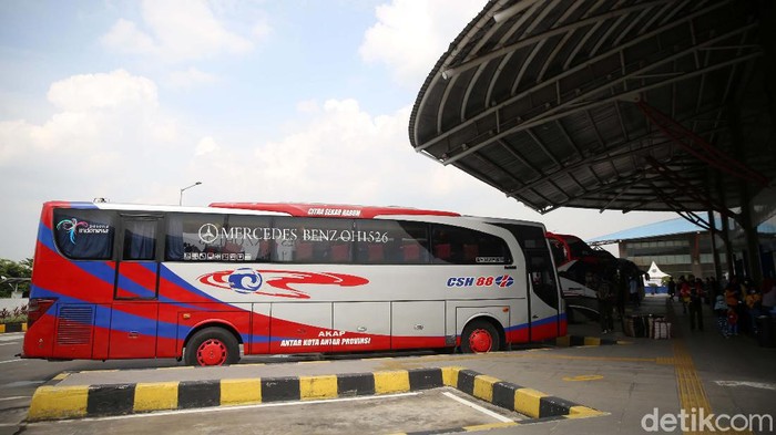 Dua hari jelang Natal, suasana di Terminal Terpadu Pulo Gebang, Jakarta Timur, mulai ramai. Para penumpang tujuan pulau Sumatera mendominasi.