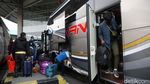 Jelang Natal, Terminal Pulo Gebang Mulai Ramai Penumpang