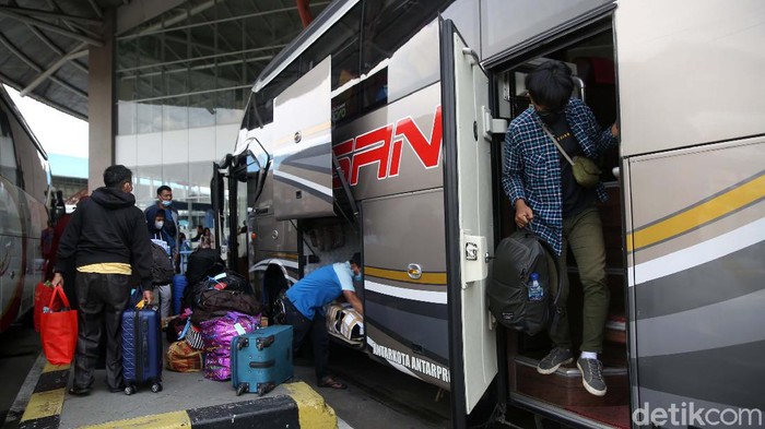 Jelang Natal, Terminal Pulo Gebang Jelang Mulai Ramai Penumpang Dua hari jelang Natal, suasana di Terminal Terpadu Pulo Gebang, Jakarta Timur, mulai ramai. Para penumpang tujuan pulau Sumatera mendominasi.