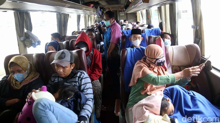 Dua hari jelang Natal, suasana di Terminal Terpadu Pulo Gebang, Jakarta Timur, mulai ramai. Para penumpang tujuan pulau Sumatera mendominasi.