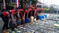 Kapolres Purbalingga AKBP Era Jhony Kurniawan mengatakan pihaknya hari ini memusnahkan 126 liter ciu, 663 liter tuak, 4664 botol miras dan petasan sebanyak 750 butir.