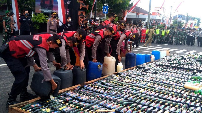 Polres Purbalingga memusnahkan ribuan botol miras serta petasan menjelang Natal dan tahun baru. Pemusnahan miras-petasan itu dilakukan di Alun-alun Purbalingga.