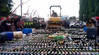 Menurutnya barang bukti yang dimusnahkan merupakan hasil penyitaan dari kegiatan yang digelar selama dua Minggu. Pemusnahan dilakukan dengan menggilas miras dalam botol menggunakan kendaraan berat.