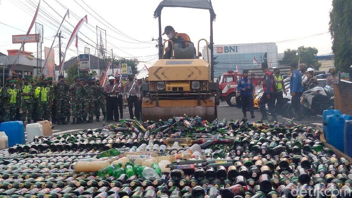 Polres Purbalingga memusnahkan ribuan botol miras serta petasan menjelang Natal dan tahun baru. Pemusnahan miras-petasan itu dilakukan di Alun-alun Purbalingga.
