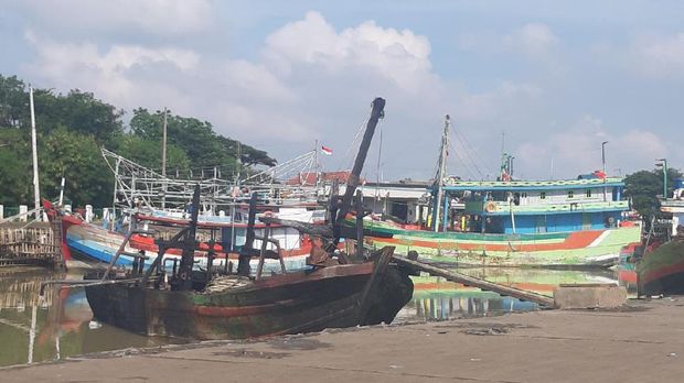 Kapal nelayan terbakar di Dermaga Kluwut, Brebes