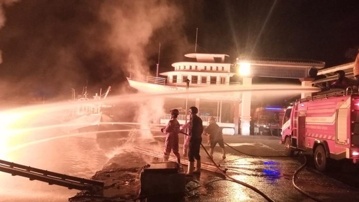 Kapal nelayan terbakar di Dermaga Kluwut, Brebes