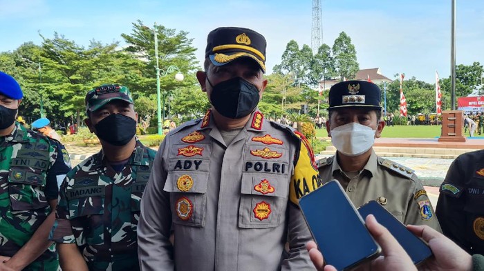 Kapolres Metro Jakarta Barat Kombes Ady Wibowo  usia gelar apel pengamanan Operasi Lilin Jaya 2021 di kantor Wali Kota Jakarta Barat, Kamis (23/12/2021).