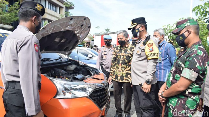kapolresta Sidoarjo mengecek kendaraan operasional