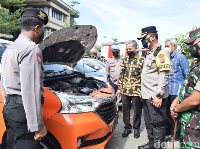 kapolresta Sidoarjo mengecek kendaraan operasional
