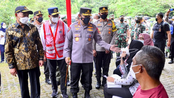 Kapolri Jenderal Lisyo Sigit Prabowo dan sejumlah menteri meninjau akselerasi vaksinasi di wilayah Jawa Barat