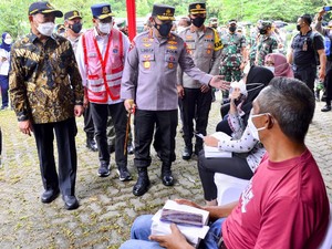 Gelar Vaksinasi Se-RI, Kapolri Minta Wilayah Berpacu Kejar Target 70 Persen
