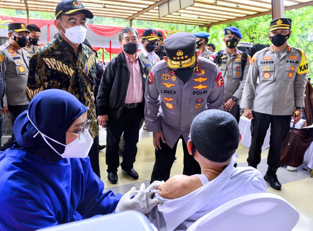 Kapolri Jenderal Lisyo Sigit Prabowo dan sejumlah menteri meninjau akselerasi vaksinasi di wilayah Jawa Barat