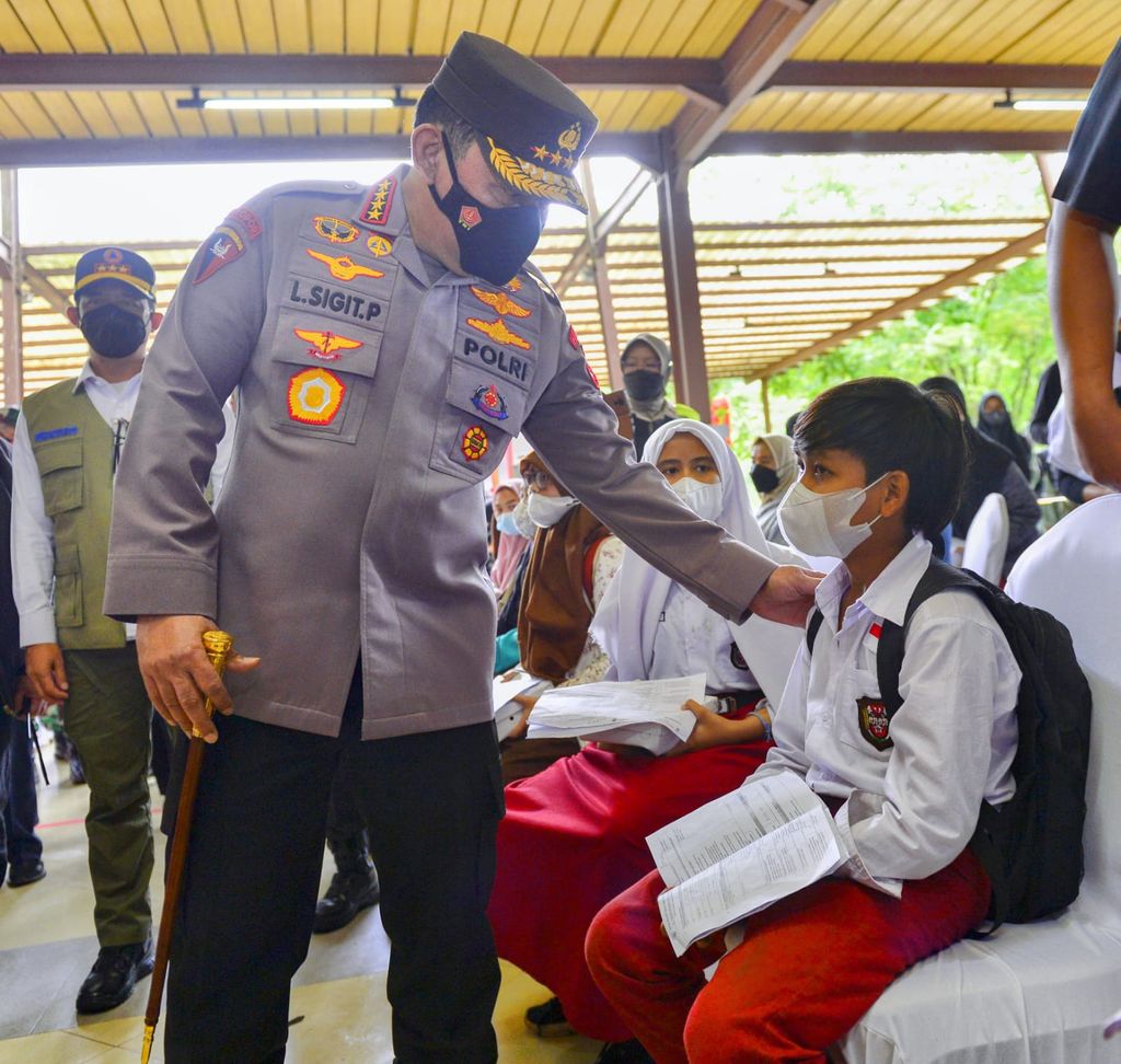 Kapolri Jenderal Lisyo Sigit Prabowo dan sejumlah menteri meninjau akselerasi vaksinasi di wilayah Jawa Barat