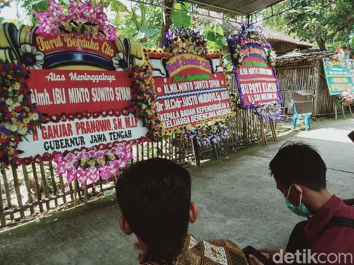 Karangan bunga di rumah duka Mbah Minto, Klaten, Kamis (23/12/2021).