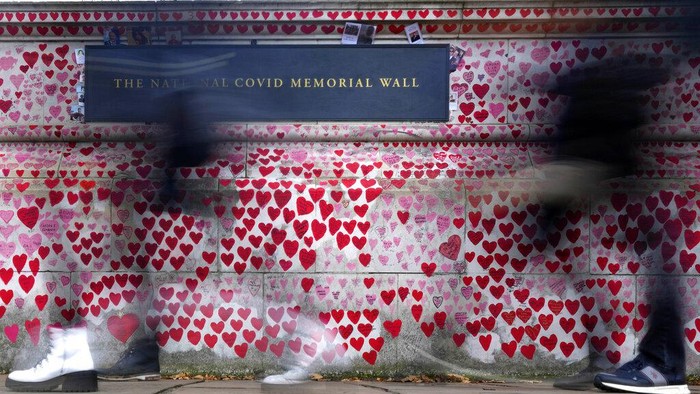 Varian Omicron disinyalir jadi penyebab lonjakan kasus COVID-19 di Inggris-Prancis. Dua negara di Eropa itu pun kini gencarkan vaksinasi COVID-19 bagi warganya.