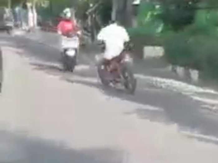 Seorang pengendara motor di Kota Madiun melaju zig-zag. Akibatnya, ia tabrakan dengan pemotor dari arah berlawanan.