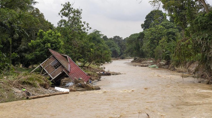 Kondisi Malaysia Usai Terendam Banjir, Rumah Hancur-Penuh Lumpur Banjir besar yang merendam kawasan Malaysia merusak rumah-rumah warga dan menyebabkan puluhan ribu orang mengungsi. Berikut kondisi terkini pascabanjir Malaysia