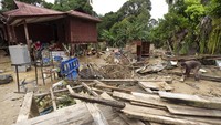 Seperti dilansir AFP, Rabu (22/12/2021), hujan deras yang mengguyur Malaysia selama berhari-hari membuat sungai-sungai meluap pada akhir pekan, yang kemudian menggenangi sejumlah kota, memutus ruas jalanan utama dan memaksa puluhan ribu orang mengungsi dari rumah masing-masing. 