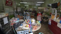 Meski belum kembali beroperasi, sejumlah pemilik rumah makan di kawasan Hulu Langat juga tampak beraktivitas di tempat usaha mereka untuk membersihkan area tersebut dari sisa-sisa banjir. 