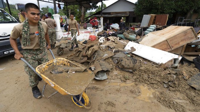 Kondisi Malaysia Usai Terendam Banjir, Rumah Hancur-Penuh Lumpur Banjir besar yang merendam kawasan Malaysia merusak rumah-rumah warga dan menyebabkan puluhan ribu orang mengungsi. Berikut kondisi terkini pascabanjir Malaysia