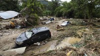 Sejumlah mobil hingga rumah warga rusak berat akibat banjir besar yang merendam kawasan Hulu Langat, Malaysia, Rabu (22/12/2021).