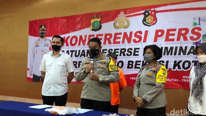 Konferensi pers pelecehan seksual yang dilakukan mantan ketua RT di Bekasi (Muhammad Hanafi Aryan/detikcom)