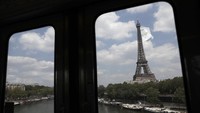 Pemerintah Kota Paris, Prancis, telah mengumumkan pembatalan semua acara atau perayaan, termasuk pesta kembang api, yang rencananya digelar di Champs-Elysees pada malam pergantian tahun 2022. Keputusan itu diambil di tengah kekhawatiran penyebaran Covid-19 varian Omicron. AP/Lewis Joly