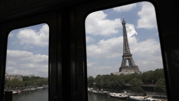 Pemerintah Kota Paris, Prancis, telah mengumumkan pembatalan semua acara atau perayaan, termasuk pesta kembang api, yang rencananya digelar di Champs-Elysees pada malam pergantian tahun 2022. Keputusan itu diambil di tengah kekhawatiran penyebaran Covid-19 varian Omicron. AP/Lewis Joly Pemerintah Kota Paris, Prancis, telah mengumumkan pembatalan semua acara atau perayaan, termasuk pesta kembang api, yang rencananya digelar di Champs-Elysees pada malam pergantian tahun 2022. Keputusan itu diambil di tengah kekhawatiran penyebaran Covid-19 varian Omicron. AP/Lewis Joly