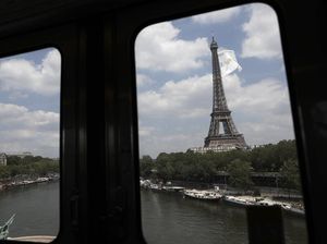 Penampakan Gambar Menara Eiffel di Ladang Karya Seniman Italia