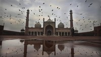 Pemerintah India juga melarang semua pertemuan, festival, dan perayaan tahun baru. Bar dan restoran tetap diizinkan beroperasi dengan kapasitas maksimal 50 persen. AP/Manish Swarup