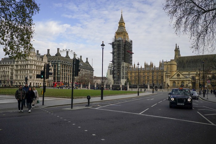 Parliament Square sebagai puncak Elizabeth Tower, yang berisi lonceng yang biasa disebut Big Ben, muncul dari perancah setelah lebih dari empat tahun renovasi, di London, Kamis, 9 Desember 2021. (AP Photo/Alberto Pezzali)