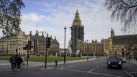 Wali kota London Sadiq Khan membatalkan perayaan tahun baru di Trafalgar Square. Rencananya perayaan ini bakal dihadiri 6.500 orang. Sadiq Khan mengatakan kasus infeksi Covid-19 di London kali ini berada pada tingkat rekor dan dia merasa perlu melakukan segala kemungkinan untuk memperlambat penyebaran varian baru. AP/Alberto Pezzali