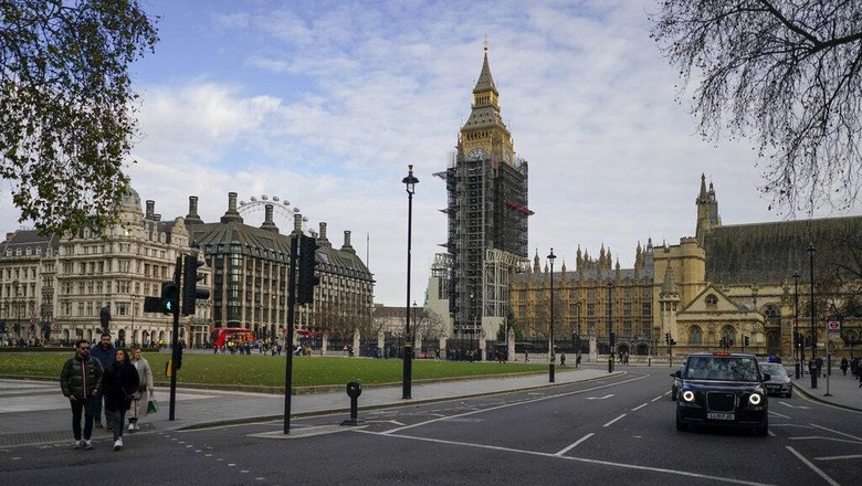 Kota-kota di Dunia yang Batalkan Perayaan Tahun Baru Gegara Omicron Parliament Square sebagai puncak Elizabeth Tower, yang berisi lonceng yang biasa disebut Big Ben, muncul dari perancah setelah lebih dari empat tahun renovasi, di London, Kamis, 9 Desember 2021. (AP Photo/Alberto Pezzali)