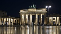 Pemerintah Jerman melarang perayaan malam tahun baru dan memberlakukan pembatasan kontak mulai 28 Desember. Pemerintah hanya mengizinkan pertemuan dengan maksimal 10 orang. Peraturan ini membuat pesta kembang api yang biasanya digelar di Berlin, Frankfurt, dan Munich tak bisa disaksikan tahun ini. AP/Markus Schreiber