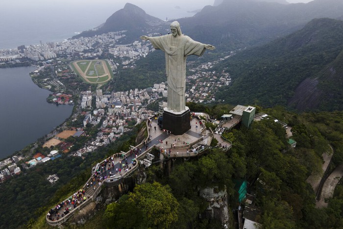 Dalam gambar udara yang diambil dengan drone ini, patung Christ the Redeemer berdiri di atas Rio de Janeiro, Brasil, Jumat, 8 Oktober 2021, satu minggu sebelum ulang tahunnya yang ke-90. (Foto AP/Lucas Dumphreys)
