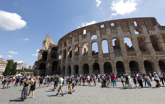 Turis menunggu dalam antrian untuk memasuki Colosseum di Roma, Italia, Jumat, 6 Agustus 2021. Apa yang disebut Green Pass, diperlukan mulai Jumat untuk mengakses makan dalam ruangan, teater, kolam renang dalam ruangan, pusat kebugaran, museum, dan pertemuan lainnya tempat dan diberikan kepada siapa pun yang memiliki setidaknya satu dosis vaksin dalam sembilan bulan terakhir, yang telah pulih dari COVID-19 dalam enam bulan terakhir atau dinyatakan negatif dalam 48 jam sebelumnya. (Foto AP/Riccardo De Luca)