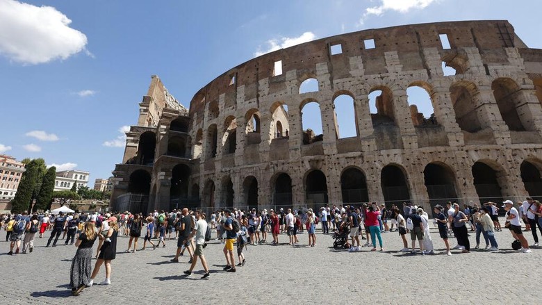 Kota-kota di Dunia yang Batalkan Perayaan Tahun Baru Gegara Omicron Turis menunggu dalam antrian untuk memasuki Colosseum di Roma, Italia, Jumat, 6 Agustus 2021. Apa yang disebut Green Pass, diperlukan mulai Jumat untuk mengakses makan dalam ruangan, teater, kolam renang dalam ruangan, pusat kebugaran, museum, dan pertemuan lainnya tempat dan diberikan kepada siapa pun yang memiliki setidaknya satu dosis vaksin dalam sembilan bulan terakhir, yang telah pulih dari COVID-19 dalam enam bulan terakhir atau dinyatakan negatif dalam 48 jam sebelumnya. (Foto AP/Riccardo De Luca)