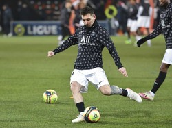 Messi tak ditemani Neymar atau Mbappe saat PSG melawat ke markas Lorient di partai Ligue 1. (Foto: AP/Jeremias Gonzalez)