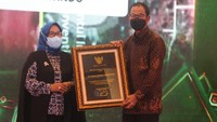 Penghargaan diterima oleh External Relation Director LPKR Danang Kemayan Jati. Foto: Dok. Lippo Karawaci
