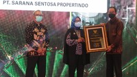 Bupati Bogor Ade Yasin (tengah) dan Wakil Bupati Bogor Iwan Setiawan (kiri) memberikan penghargaan kepada Sarana Sentosa Propertindo. Foto: Dok. Lippo Karawaci
