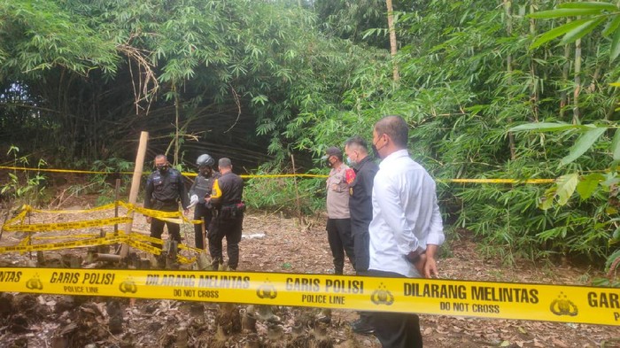 Lokasi warga Purbalingga temukan granat nanas aktif saat menggali lubang untuk menanam pisang, Kamis (23/12/2021).