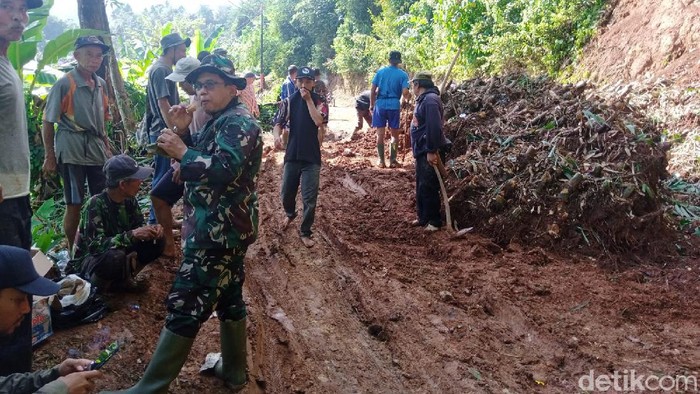 Longsor menerjang sejumlah wilayah di Sumedang