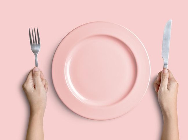 Makan Pakai Piring Hitam Bikin Porsi Makan Lebih Terkontrol