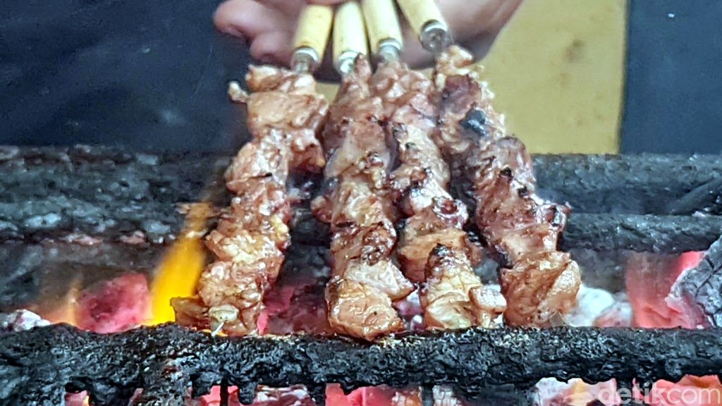Mantap! Sate Kambing 30 cm Ini Disiram Bumbu Rempah Sunda dan Timur Tengah