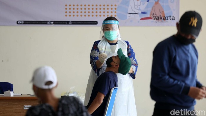 Jelang libur Nataru, warga mulai bepergian dan mudik ke kampung halaman. Bagi anda yang menggunakan kendaraan bus AKAP, wajib swab antigen dulu ya.
